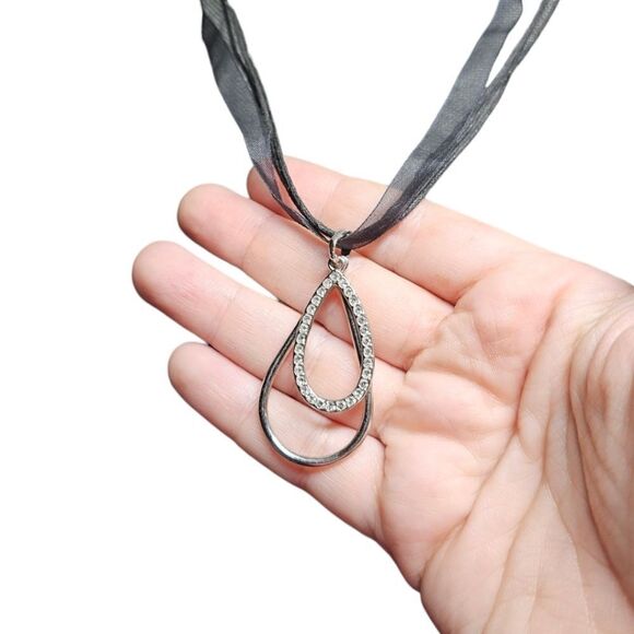 Elegant Noir Teardrop Pendant Necklace (NWOT) - Picture 6 of 11